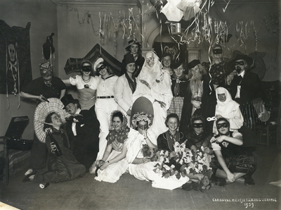 833195 Groepsportret van de deelneemsters aan de carnavalsviering van de Meisjeskring van studentenvereniging Veritas ...